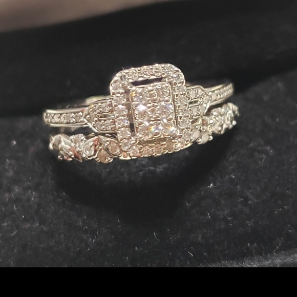 Jewelry - Stunning Diamond engangment ring and wedding band set